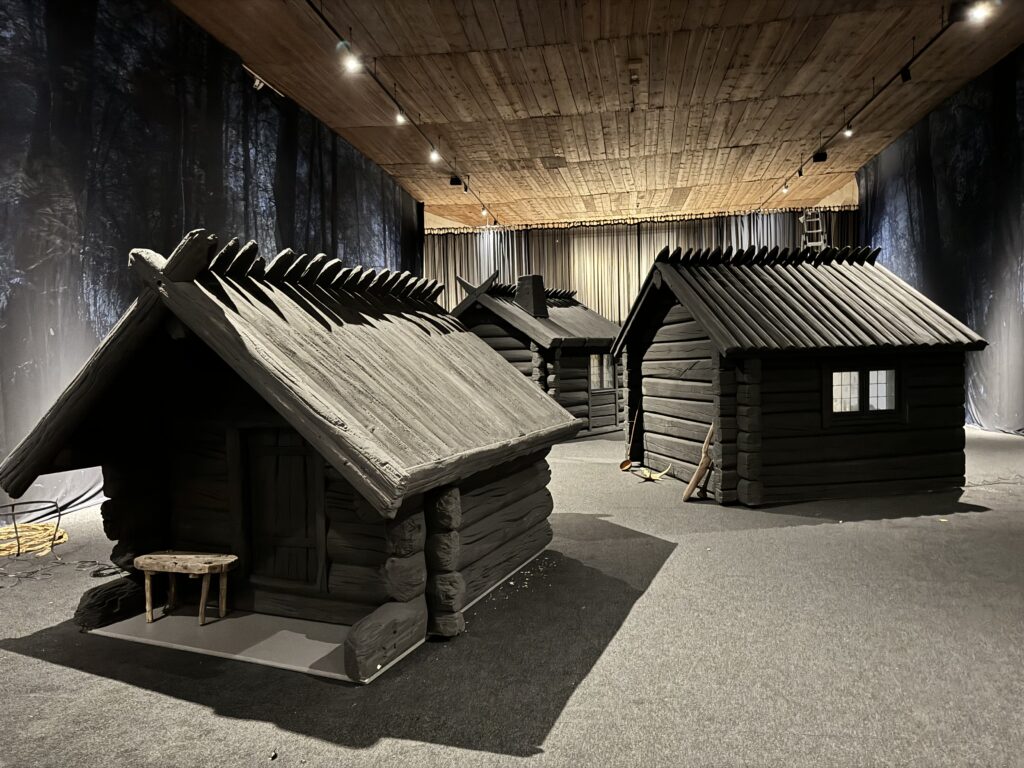 Timmerhus till utställningen Häxorna